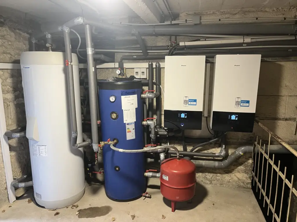 Installation de 2 pompes à chaleur air/eau de 18 kW chacune (79)