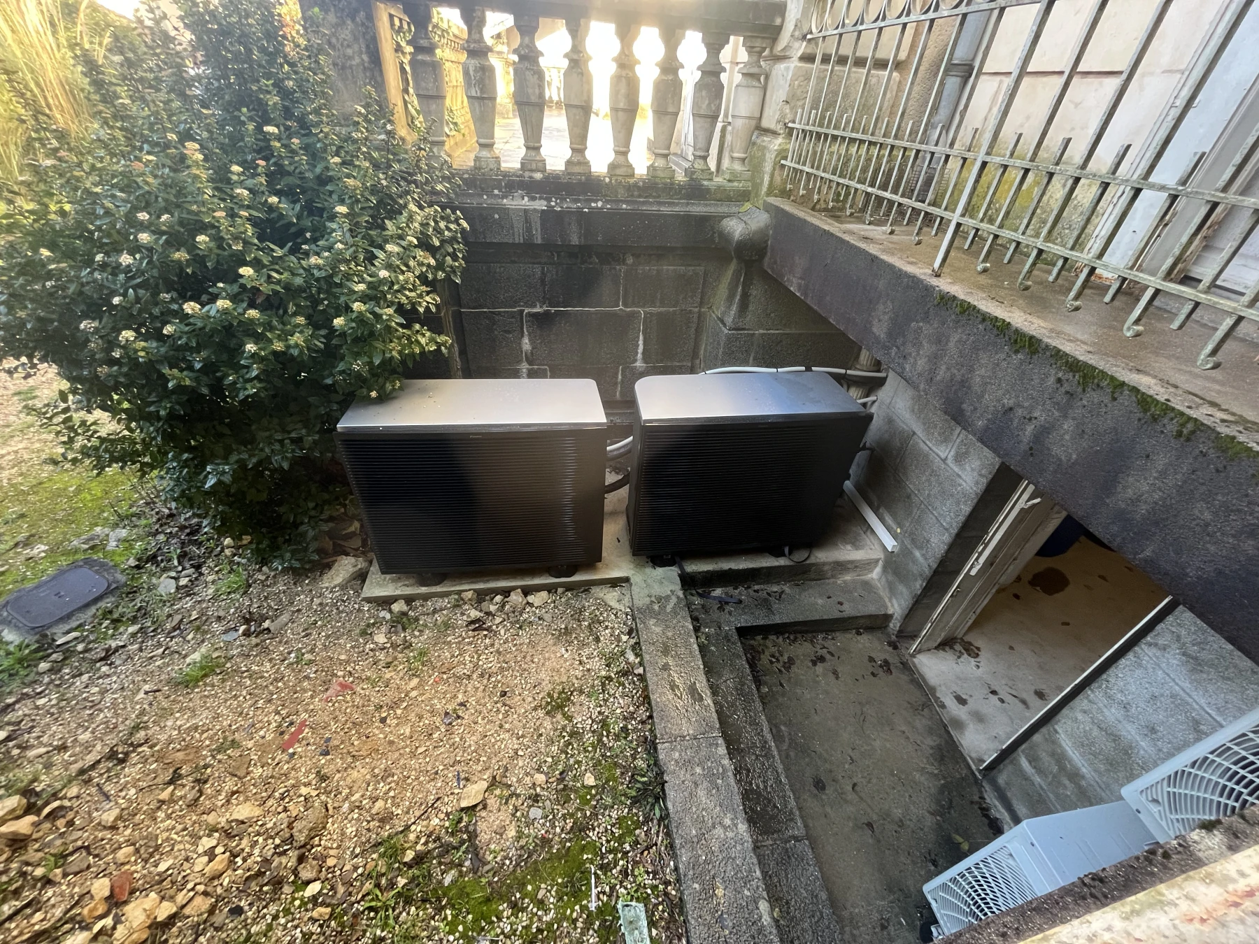 Installation de 2 pompes à chaleur air/eau de 18 kW chacune (79)